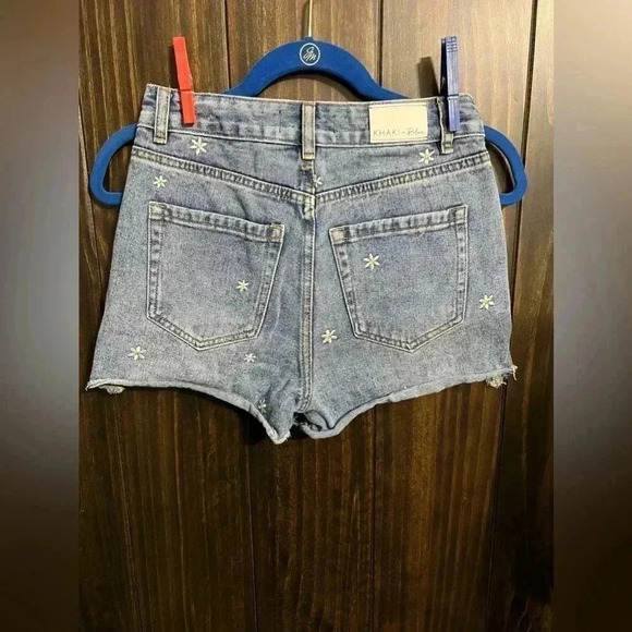 Blue Jean shorts/ white flowers - Picture 3 of 7